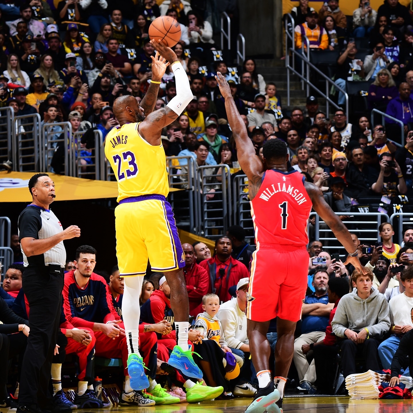 华体会-关于詹姆斯重返赛场，领先优势明显首场状态出色，IG观众沸腾！观众掌声雷动的信息